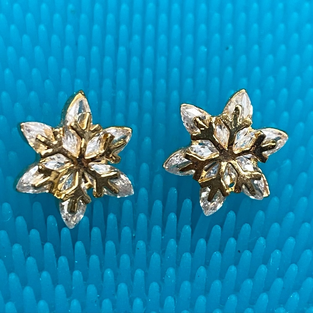 Snowflake -gold-tone pierced earrings - Picture 4 of 4